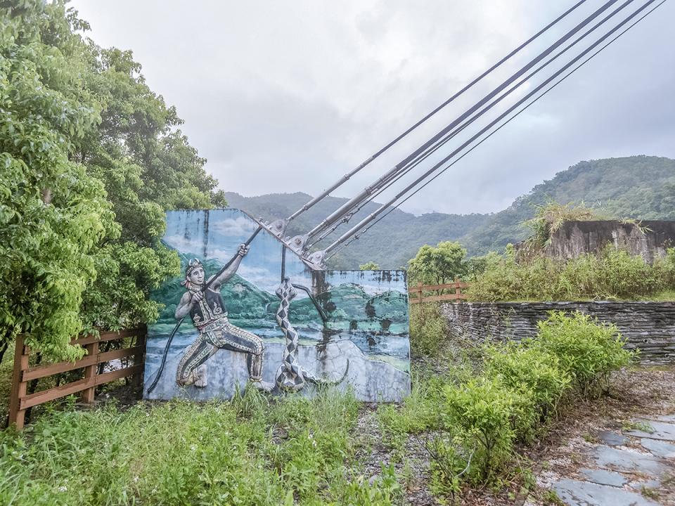 土坂吊橋：橋身與壁畫