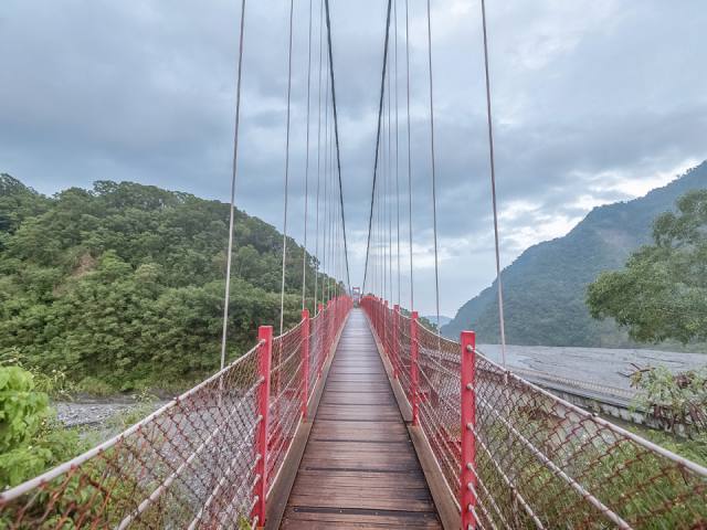土坂吊橋：紅色欄杆的橋面