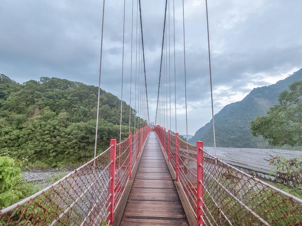 土坂吊橋：紅色欄杆的橋面