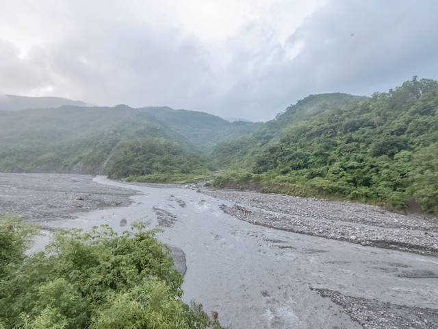土坂吊橋：溪床與山