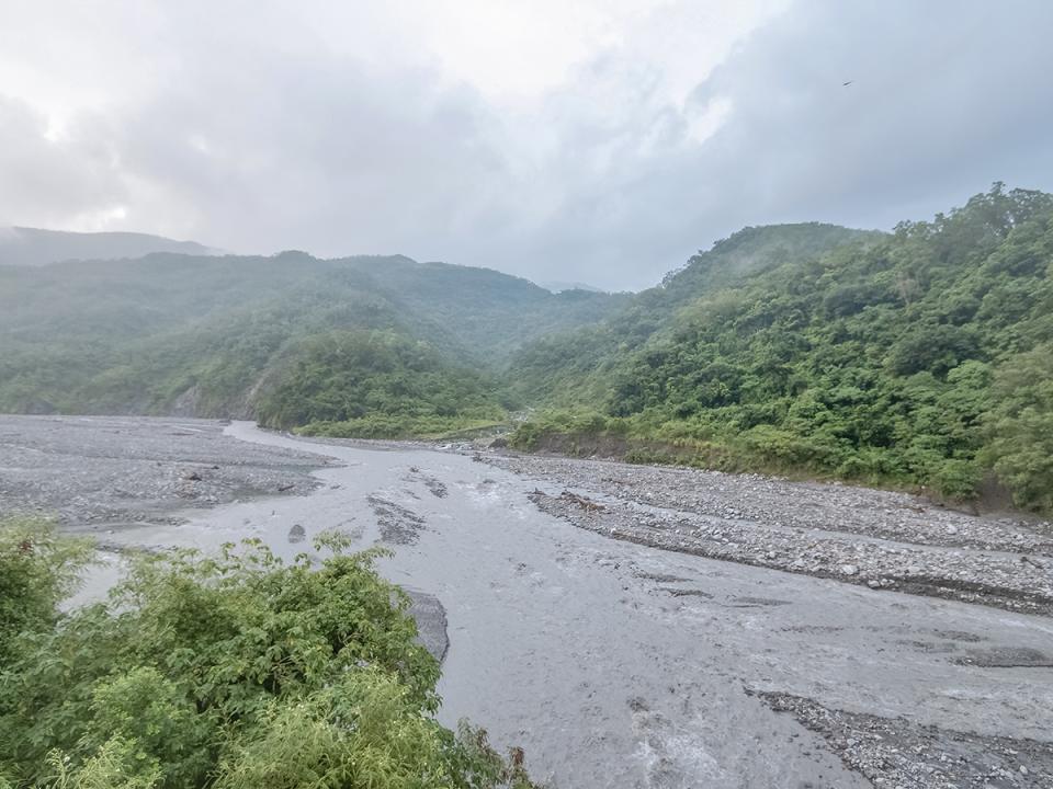 土坂吊橋：溪床與山
