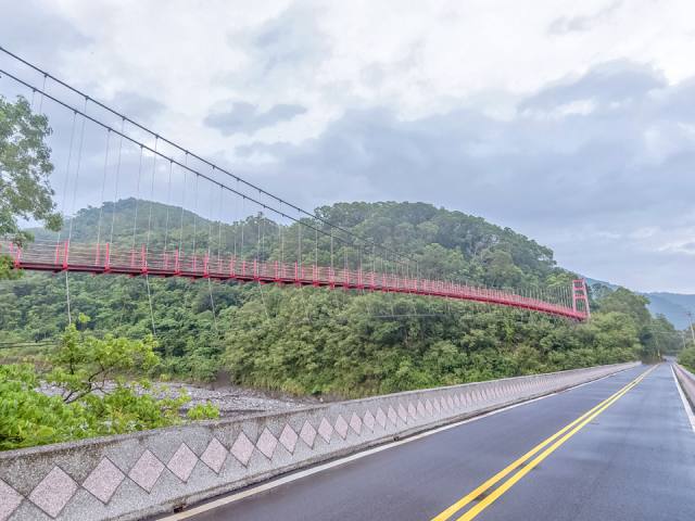 土坂吊橋：紅色吊橋與山谷