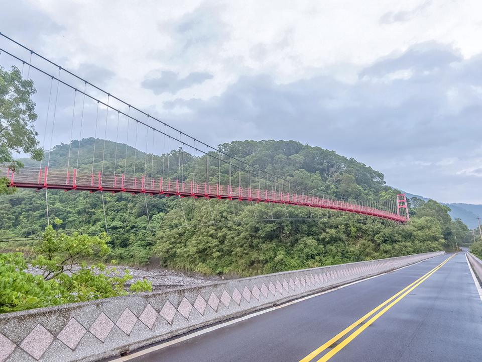 土坂吊橋：紅色吊橋與山谷